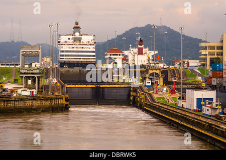 Canal de Panama Panama Statendam transits de navires de croisière les écluses Miraflores Banque D'Images