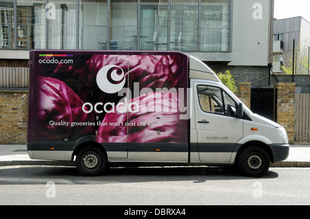 Ocado van de livraison avec la qualité - épicerie qui ne coûte pas la terre - imprimé sur le côté Holloway Islington Londres Angleterre Royaume-uni Banque D'Images