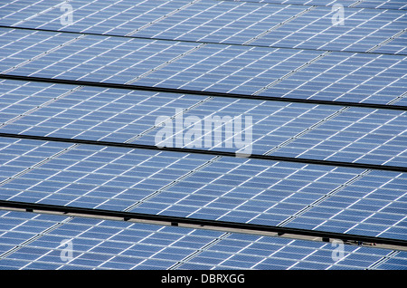 Une gamme de panneaux solaires photovoltaïques utilisés pour convertir la lumière du soleil en énergie électrique en plein soleil. Banque D'Images