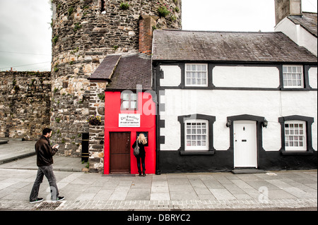 CONWY, pays de Galles — Quay House, également connue comme la plus petite maison de Grande-Bretagne, se trouve à côté des murs du château de Conwy. Jusqu'en 1900, c'était une résidence fonctionnelle mais minuscule, et aujourd'hui elle sert d'attraction touristique populaire, attirant les visiteurs dans cette ville galloise historique. Banque D'Images