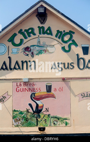 Guinness peint mur murale art avec équilibrage de toucan à bec sur pinte sur mur de pub dans le comté de Galway Irlande République d'Irlande Banque D'Images