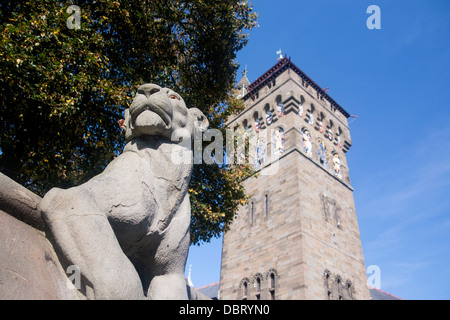 Le Château de Cardiff et tour de l'horloge murale animale Cardiff South Wales UK Banque D'Images