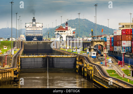 Canal de Panama Panama Statendam transits de navires de croisière les écluses Miraflores Banque D'Images