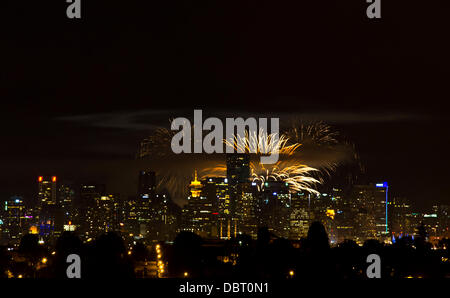 VANCOUVER, CANADA, 3 août 2013. Lumière d'artifice le ciel au-delà de la ville de Vancouver à la troisième tranche de la Honda Célébration de la lumière de la concurrence d'artifice. Crédit : Maria Janicki / Alamy Banque D'Images