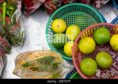 Vente de citrons frais sur un marché à Bangkok, Thaïlande Banque D'Images