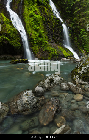 Cascade à côté de la rivière, Boulder Boulder River Wilderness, mont Baker-Snoqualmie National Forest, North Carolina, USA Banque D'Images