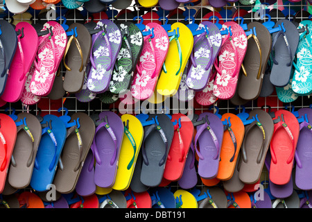 Vente de sandales sur un marché à Bangkok, Thaïlande Banque D'Images