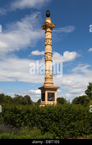 Un après-midi ensoleillé dans la région de Weston Park Sheffield. Obélisque en terre cuite à Godfrey Sykes Banque D'Images