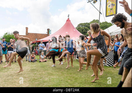 Fordshire, UK, 03/08/2013 : Standon appelant Festival. Atmosphère, les participants déguisés sur le thème de 'courir loin de la cirque'. Photo par Julie Edwards Banque D'Images