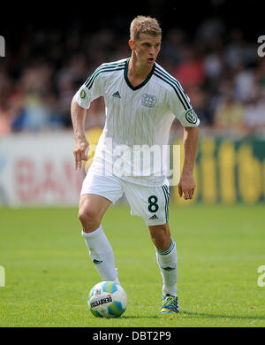 Lippstadt, Allemagne. 06Th Aug 2013. Leverkusen est Lars Bender passe le ballon au cours de la première ronde de la coupe DFB entre SV Lippstadt 08 et le Bayer Leverkusen au stade Landhaus Wolfskrug suis à Lippstadt, Allemagne, 03 août 2013. Photo : Jonas Guettler/dpa/Alamy Live News Banque D'Images