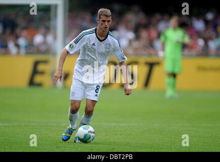 Lippstadt, Allemagne. 06Th Aug 2013. Leverkusen est Lars Bender passe le ballon au cours de la première ronde de la coupe DFB entre SV Lippstadt 08 et le Bayer Leverkusen au stade Landhaus Wolfskrug suis à Lippstadt, Allemagne, 03 août 2013. Photo : Jonas Guettler/dpa/Alamy Live News Banque D'Images