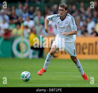 Lippstadt, Allemagne. 06Th Aug 2013. Leverkusen Stefan Reinartz passe le ballon au cours de la première ronde de la coupe DFB entre SV Lippstadt 08 et le Bayer Leverkusen au stade Landhaus Wolfskrug suis à Lippstadt, Allemagne, 03 août 2013. Photo : Jonas Guettler/dpa/Alamy Live News Banque D'Images