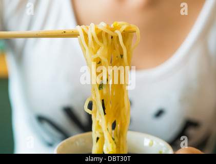 Plonger les nouilles froides avec sauce japonaise traditionnelle Zaru soba Banque D'Images