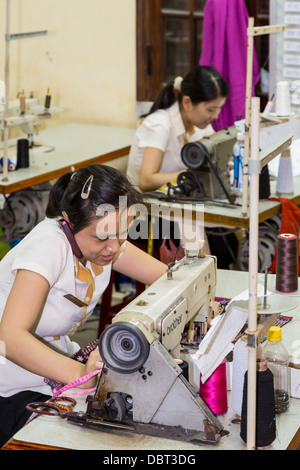 Les filles travaillant dans une fabrique de soie à Hoi An, Vietnam, Asie. Banque D'Images