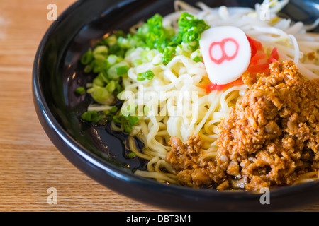 Avec des nouilles au porc épicé japonais sauce style alimentaire Banque D'Images