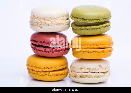 Macarons colorés empilés. Banque D'Images