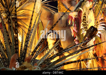 Un mannequin d'une indigène Indien sur un flotteur pendant le Carnaval à Rio de Janeiro, Brésil, le lundi 11 février 2013. Banque D'Images