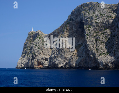 Haut phare sur le rocher du Cap Formentor, Majorque, Espagne. Banque D'Images