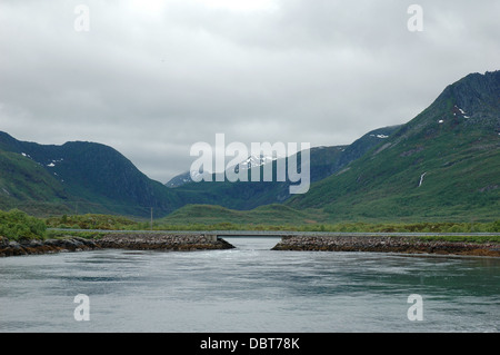 Barrage avec road et de montagnes à Svolvaer Lofoten, Norvège Banque D'Images