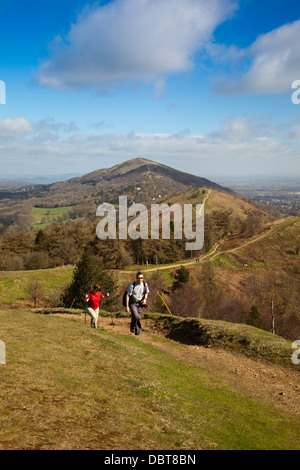 Deux marcheurs Pinnacle Hill dans l'approche des collines Malvern Worcestershire avec au-delà de la balise, England, UK Banque D'Images