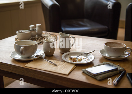 Café tasses et assiettes sur une table. Banque D'Images