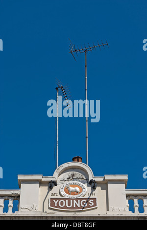 Pub sur le toit avec signe pour les jeunes, avec la brasserie ram plat antennes en arrière-plan, Wandsworth, Londres, Angleterre du Sud-Ouest Banque D'Images