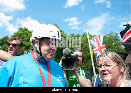 Le Mall, Londres, Royaume-Uni. 4 août 2013. Le maire de Londres, Boris Johnson termine la Prudential Ride London Surrey 100 promenade en vélo. Le port n°1, M. Johnson a terminé le trajet de raptuous applaudissements alors qu'il passait la ligne d'arrivée. Crédit : La Farandole Stock Photo/Alamy Live News Banque D'Images