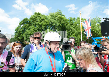 Le Mall, Londres, Royaume-Uni. 4 août 2013. Le maire de Londres, Boris Johnson termine la Prudential Ride London Surrey 100 promenade en vélo. Le port n°1, M. Johnson a terminé le trajet de raptuous applaudissements alors qu'il passait la ligne d'arrivée. Crédit : La Farandole Stock Photo/Alamy Live News Banque D'Images