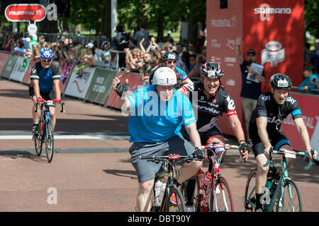 Le Mall, Londres, Royaume-Uni. 4 août 2013. Le maire de Londres, Boris Johnson termine la Prudential Ride London Surrey 100 promenade en vélo. Le port n°1, M. Johnson a terminé le trajet de raptuous applaudissements alors qu'il passait la ligne d'arrivée. Crédit : La Farandole Stock Photo/Alamy Live News Banque D'Images