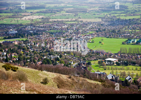 Regardant vers le bas à Great Malvern Worcestershire de balise sur les collines de Malvern, Hereford et Worcester, England, UK Banque D'Images