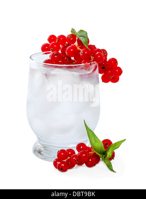 Soda avec de la glace et de groseille rouge sur fond blanc Banque D'Images