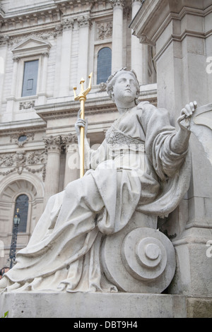 Détails sur Queen Victoria Memorial statue à l'extérieur de la Cathédrale St Paul, London, England, UK Banque D'Images