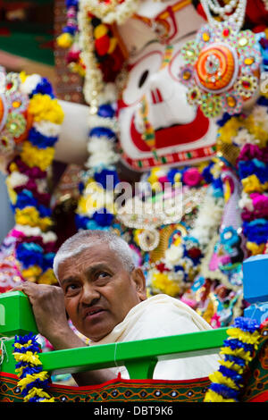 Leicester, UK, 4 août 2013. Un galet de Hare Krishna au sommet d'un char pendant le festival de rue Rathayatra dans le centre-ville de Leicester. Trois chars de 40 pieds ont été tirés à travers la ville, accompagnés par la danse et la musique. Rathayatra est un festival vieux de 5000 ans originaires de Catherine Berdonneau Puri en Inde. Credit : Graham Wilson/Alamy Live News Banque D'Images