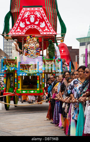 Leicester, UK, 4 août 2013. Adeptes Hare Krishna attendre pour commencer tirant un char pendant la Rathayatra festival de rue dans le centre-ville de Leicester. Trois chars de 40 pieds ont été tirés à travers la ville, accompagnés par la danse et la musique. Rathayatra est un festival vieux de 5000 ans originaires de Catherine Berdonneau Puri en Inde. Credit : Graham Wilson/Alamy Live News Banque D'Images