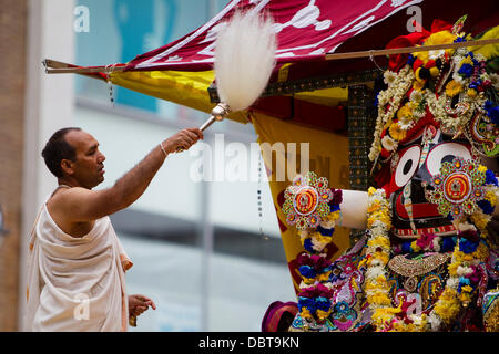 Leicester, UK, 4 août 2013. Au cours de la scène Rathayatra festival de rue dans le centre-ville de Leicester. Trois chars de 40 pieds ont été tirés à travers la ville, accompagnés par la danse et la musique. Rathayatra est un festival vieux de 5000 ans originaires de Catherine Berdonneau Puri en Inde. Credit : Graham Wilson/Alamy Live News Banque D'Images