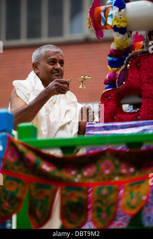 Leicester, UK, 4 août 2013. Une scène pendant le festival de rue Rathayatra dans le centre-ville de Leicester. Trois chars de 40 pieds ont été tirés à travers la ville, accompagnés par la danse et la musique. Rathayatra est un festival vieux de 5000 ans originaires de Catherine Berdonneau Puri en Inde. Credit : Graham Wilson/Alamy Live News Banque D'Images