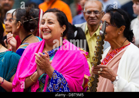 Leicester, UK, 4 août 2013. Adeptes Hare Krishna danse et applaudir durant les Rathayatra festival de rue dans le centre-ville de Leicester. Trois chars de 40 pieds ont été tirés à travers la ville, accompagnés par la danse et la musique. Rathayatra est un festival vieux de 5000 ans originaires de Catherine Berdonneau Puri en Inde. Credit : Graham Wilson/Alamy Live News Banque D'Images