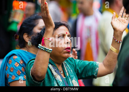 Leicester, UK, 4 août 2013. Un galet de Hare Krishna au cours de danses le Rathayatra festival de rue dans le centre-ville de Leicester. Trois chars de 40 pieds ont été tirés à travers la ville, accompagnés par la danse et la musique. Rathayatra est un festival vieux de 5000 ans originaires de Catherine Berdonneau Puri en Inde. Credit : Graham Wilson/Alamy Live News Banque D'Images