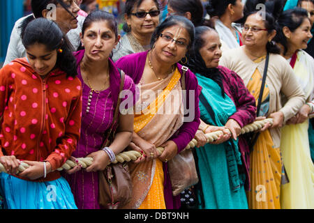 Leicester, UK, 4 août 2013. Adeptes Hare Krishna attendre pour commencer tirant un char pendant la Rathayatra festival de rue dans le centre-ville de Leicester. Trois chars de 40 pieds ont été tirés à travers la ville, accompagnés par la danse et la musique. Rathayatra est un festival vieux de 5000 ans originaires de Catherine Berdonneau Puri en Inde. Credit : Graham Wilson/Alamy Live News Banque D'Images