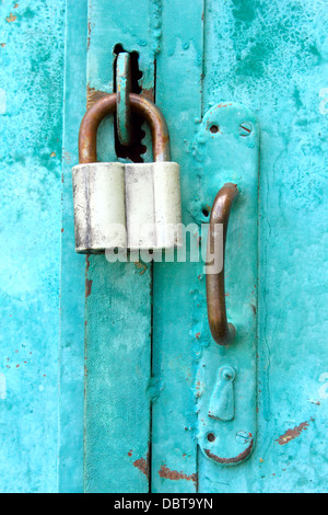 Le cadenas verrouillant la porte en bois Banque D'Images