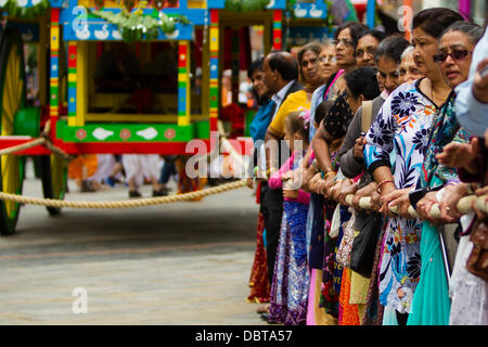 Leicester, UK, 4 août 2013. Adeptes Hare Krishna attendre pour commencer tirant un char pendant la Rathayatra festival de rue dans le centre-ville de Leicester. Trois chars de 40 pieds ont été tirés à travers la ville, accompagnés par la danse et la musique. Rathayatra est un festival vieux de 5000 ans originaires de Catherine Berdonneau Puri en Inde. Credit : Graham Wilson/Alamy Live News Banque D'Images