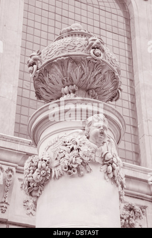 Détail sur la façade de la Cathédrale St Paul Church, Londres, Angleterre, Royaume-Uni en noir et blanc, Sépia Banque D'Images
