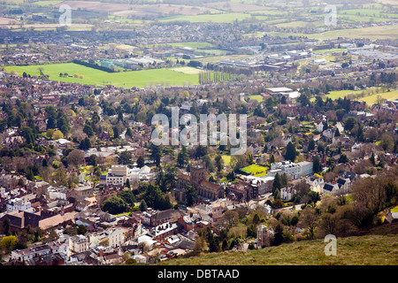 Regardant vers le bas à Great Malvern depuis le sommet de la colline du Nord sur les collines de Malvern, Worcestershire, Angleterre, RU Banque D'Images