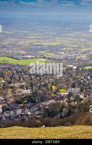 Regardant vers le bas à Great Malvern depuis le sommet de la colline du Nord sur les collines de Malvern, Worcestershire, Angleterre, RU Banque D'Images