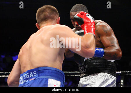 Uncasville, Connecticut, USA. 4e août 2013. Le 3 août 2013 : Tomasz Adamek (lignes bleues) et Dominick Guinn (troncs d'argent) au cours de leurs 10 NBC Sports Fight Night Round heavyweight bout au Mohegan Sun Arena. Adamek Guinn défait par décision unanime. Anthony Nesmith/CSM/Alamy Live News Banque D'Images