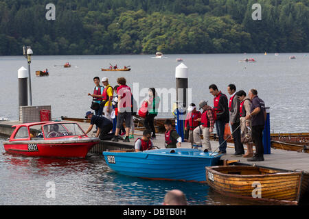 Bowness, UK. 4e août 2013. Lac de Bowness on Windermere Cumbria . Location bateau touristes font les la plupart des bonnes conditions météorologiques avant ses prévisions de forte pluie Crédit : Shoosmith Collection/Alamy Live News Banque D'Images