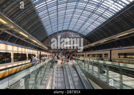 L'intérieur, Grand Hall de la gare internationale St Pancras, Euston, Londres UK, 132011 St Pancras Banque D'Images