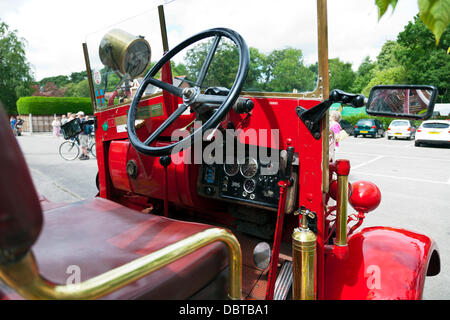 Woodhall Spa. 4 Août, 2013. Woodhall Spa 1940 week-end 4/08/2013 Royaume-Uni Angleterre Lincolnshire Village traditionnel des années 1940. temps de guerre camion rouge fait moteur véhicules British Leyland Crédit : Paul Thompson Live News/Alamy Live News Banque D'Images