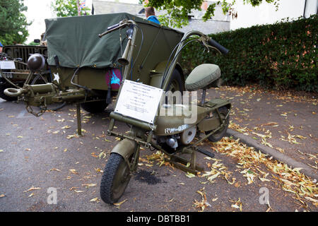 Woodhall Spa. 4 Août, 2013. Woodhall Spa 1940 week-end 4/08/2013 Lincolnshire Village UK Angleterre. original moto Moto Moto parachute véhicule guerre Crédit : Paul Thompson Live News/Alamy Live News Banque D'Images