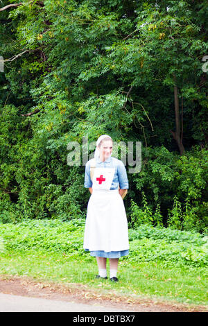 Woodhall Spa. 4 Août, 2013. Woodhall Spa 1940 week-end 4/08/2013 Royaume-Uni Angleterre Lincolnshire Village. Dame habillée de façon traditionnelle des années 1940, le temps de guerre infirmières infirmières outfit de l'ère Crédit : Paul Thompson Live News/Alamy Live News Banque D'Images